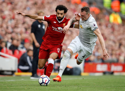 Điểm tựa sân nhà sẽ giúp Salah (trái) và đồng đội đánh bại Man United