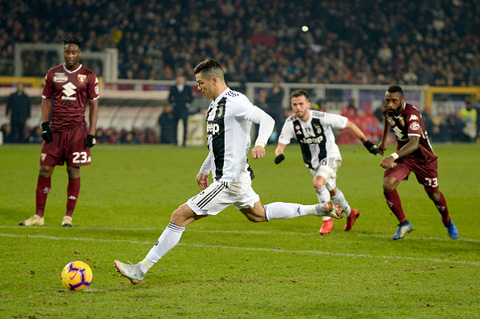 Ronaldo ghi bàn lịch sử tại Serie A