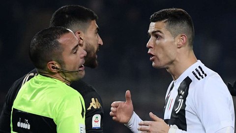 Ronaldo nhận thẻ vàng lãng xẹt sau bàn thắng lịch sử cho Juventus