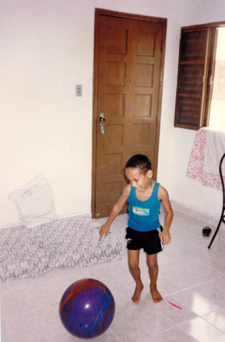 Hồi bé, Neymar phải cùng gia đình ở nhờ trong ngôi nhà chật chội của ông bà anh