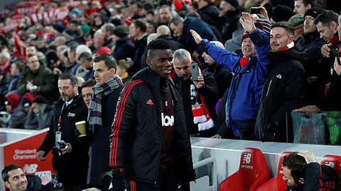 Pogba cười tươi trên ghế dự bị trận gặp Liverpool