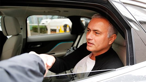 HLV Mourinho chia tay M.U trong vui vẻ