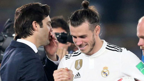 Bale (phải) ăn mừng cùng đồng đội sau khi ghi 3 bàn đưa Real vào chung kết