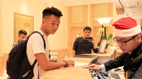 Trung vệ Thành Chung làm thủ tục check-in tại khách sạn Daewoo, nơi đội tuyển  lưu trú trong lần hội quân này	 Ảnh: PHAN TÙNG