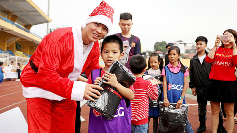 Các tuyển thủ Việt Nam tặng quà Noel cho trẻ em