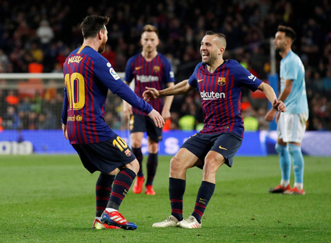 Alba chia vui cùng Messi sau khi anh ghi bàn ấn định chiến thắng 2-0 cho Barca