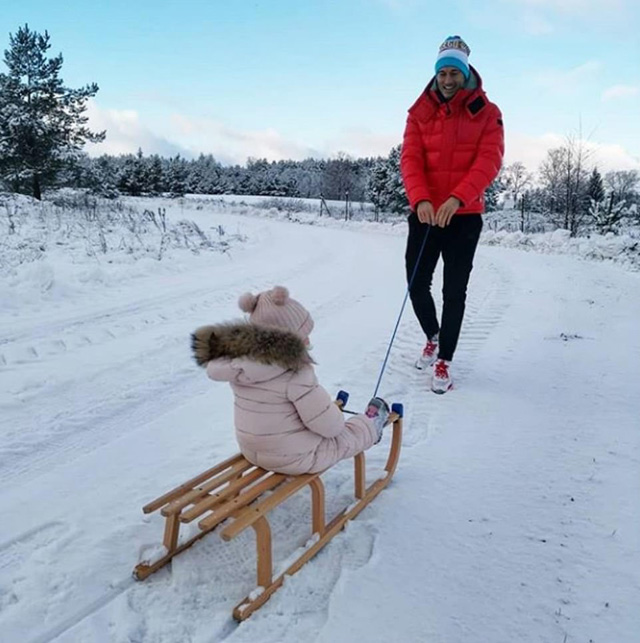 Tiền đạo Robert Lewnadowski đưa con gái đi trượt tuyết dịp Giáng sinh