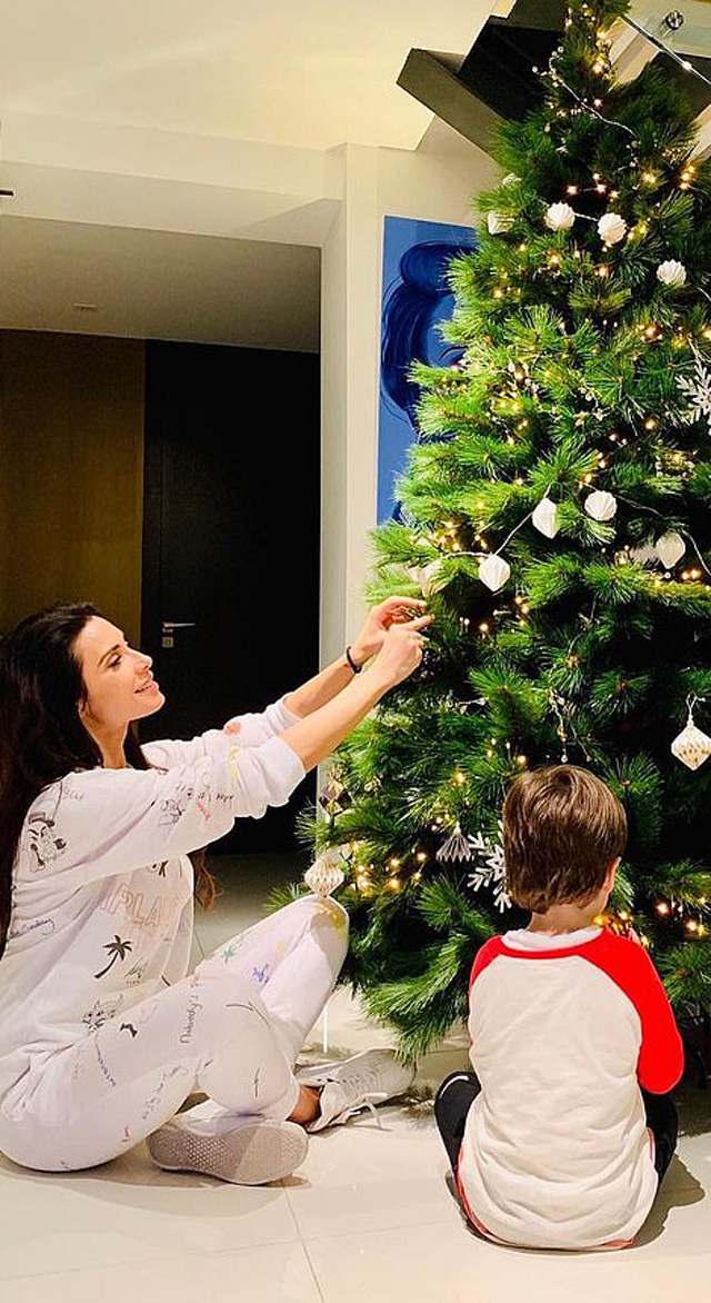 Thủ quân Real đăng tải bức hình bạn gái và cậu con trai đang trang trí cây thông Noel