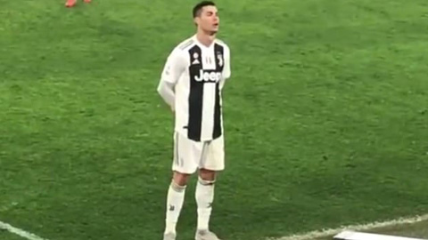 Ronaldo đứng nhìn chằm chằm vào trợ lý trọng tài