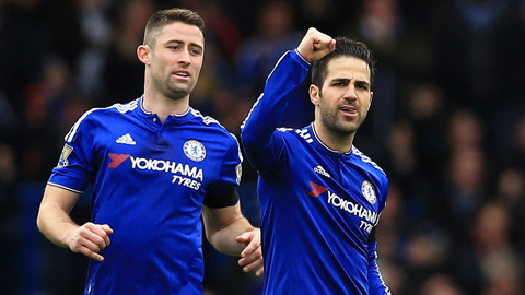 Cahill (trái) và Fabregas là 2 trong 5 mục tiêu của Monaco trong kỳ chuyển nhượng tháng 1/2019