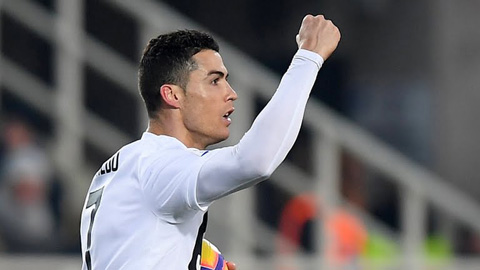 Ronaldo lại lập kỷ lục dù chỉ vào sân từ ghế dự bị