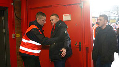 Là huyền thoại của M.U, Rooney vẫn bị khám người khi vào sân Old Trafford