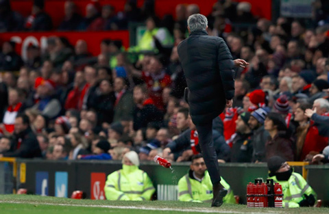 Hành vi tương tự của Mourinho năm 2016