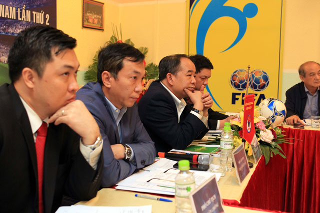 Chủ tịch VFF Lê Khánh Hải (thứ ba từ trái sang) cùng các Phó Chủ tịch và Tổng thư ký lắng nghe ý kiến tại Hội nghị - Ảnh: Phan Tùng