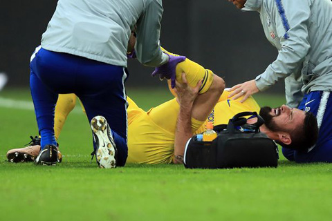 Giroud dính chấn thương mắt cá chân khá nặng