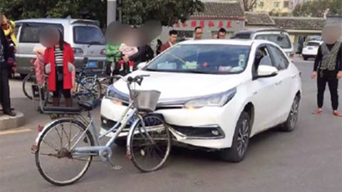 Xe đạp 'thần thánh' tông ô tô Toyota Corolla Altis móp đầu