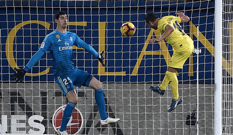 Cazorla hai lần đánh bại Courtois trong trận cầu rạng sáng nay