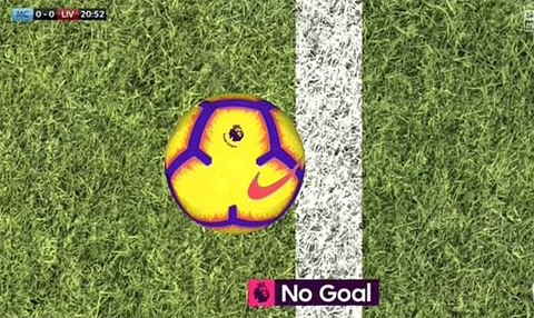 Trái bóng đã lăn gần hết qua vạch vôi cầu môn Man City