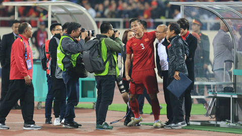 Quế Ngọc Hải chung vui cùng HLV Park Hang Seo trong đêm đăng quang tại AFF Suzuki Cup 2018	Ảnh: Đức Cường