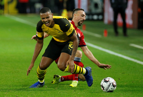 Chấn thương của Akanji kéo theo sự khủng hoảng nơi hàng thủ Dortmund