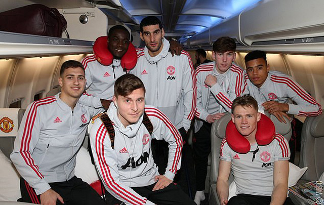Các cầu thủ M.U rất thoải mái trong chuyến bay tới Dubai