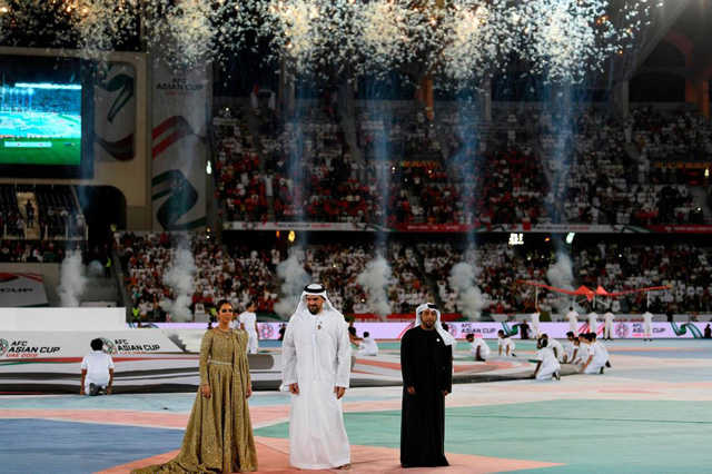 Các ca sĩ nổi tiếng nhất UAE biểu diễn trong lễ khai mạc. Từ trái qua: Balqees Fathi, Hussain Al Jassmi và Eida Al Menhali.