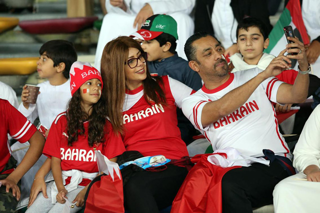 Một gia đình người Bahrain đến cổ vũ đội nhà