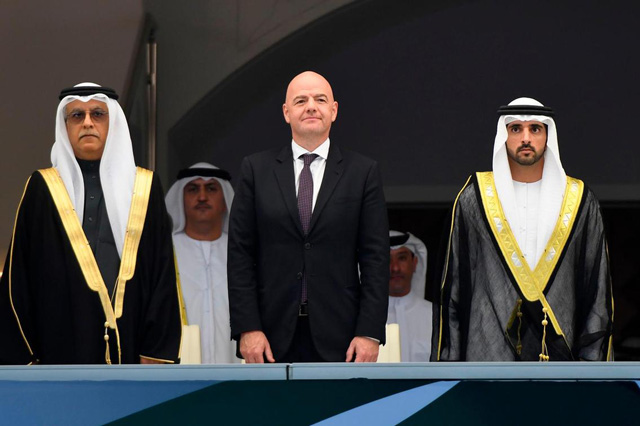 Có mặt trên khán đài VIP có mặt của Thái tử Dubai, ông Sheikh Hamdan bin Rashid (bìa phải), chủ tịch FIFA, ông Gianni Infantino (giữa) và các quan chức cấp cao của UAE.