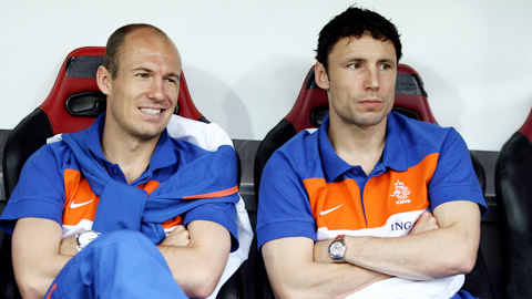Van Bommel lôi kéo Robben về PSV
