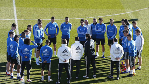 Solari và Ramos phát biểu trước toàn đội Real