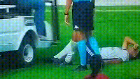 Cầu thủ siêu nhọ, chấn thương còn bị xe cán qua chân