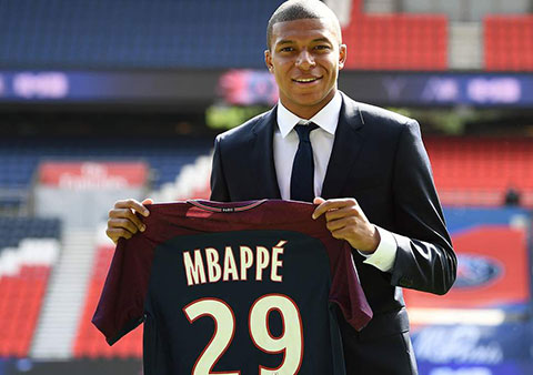 Trạc độ tuổi, nhưng mức giá trên trời của PSG dành cho Mbappe dễ hiểu hơn vì đó là một kỳ tài thực sự