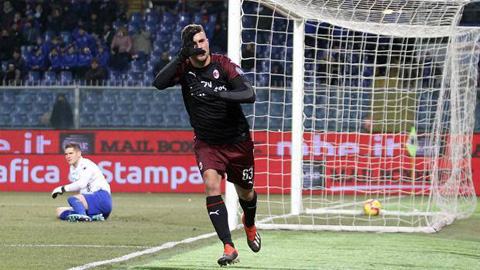 Cutrone (trái) ăn mừng cú đúp bàn thắng giúp Milan hạ Sampdoria để giành vé vào tứ kết Coppa Italia