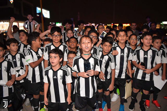 Đông dảo fan nhí chào đón các cầu thủ Juventus