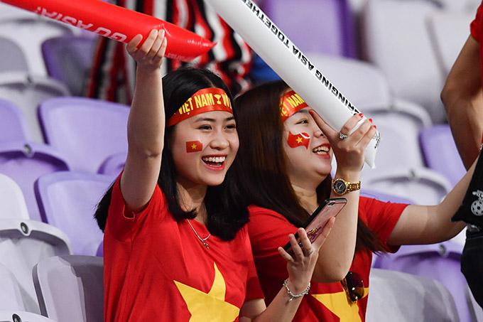 Trên các khán đài ở Asian Cup, hình ảnh nữ CĐV Việt Nam mặc áo đỏ in ngôi sao vàng 5 cánh đang gây ấn tượng với BTC