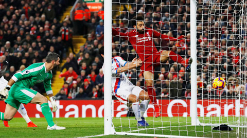 Salah ghi bàn từ sai lầm của thủ môn đối phương
