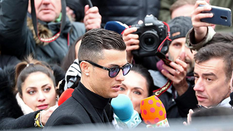 Ronaldo rời tòa án sau 45 phút cùng án phạt 19 triệu euro và 2 năm án treo