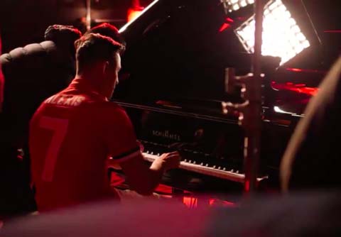 Khoảnh khắc Sanchez chơi đàn piano khi ra mắt M.U