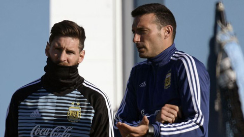 Scaloni (phải) đang ra sức thuyết phục Messi quay lại