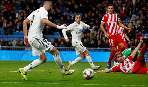 Benzema ấn định tỷ số 4-2 ở phút 80 sau đường căng ngang của Vinicius