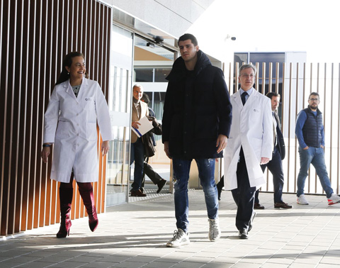 Morata có mặt tại bệnh viện kiểm tra y tế