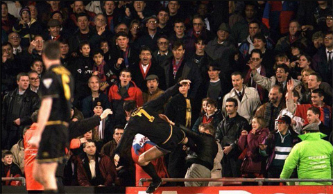 Cantona tung cú đá vào Matthew Simmons sau khi bị CĐV này lăng mạ 