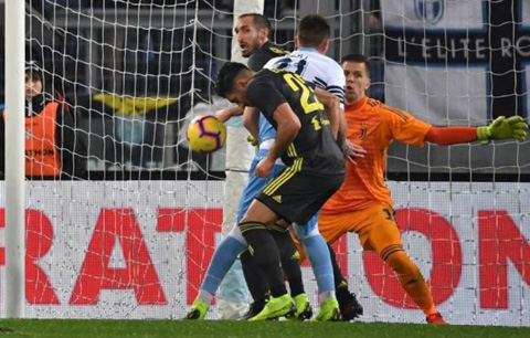 Sau những nỗ lực không ngừng, Lazio đã có bàn mở tỷ số khi Emre Can đánh đầu phản lưới nhà