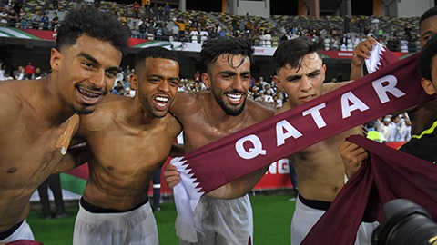 Thái tử UAE mua hết vé không cho CĐV Qatar vào sân