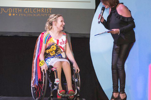 Việc phải ngồi xe lăn không thể ngăn Chloe Ball-Hopkins thi hoa hậu