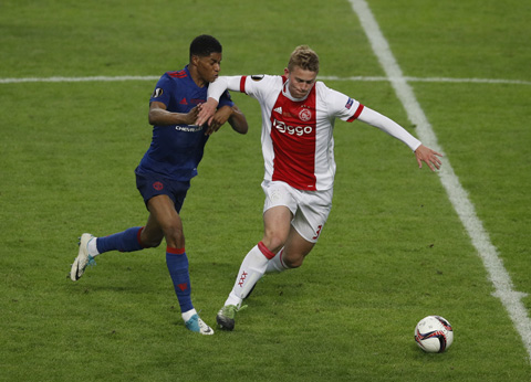 Sau khi bán De Jong cho Barca (ảnh trên), Ajax sắp xuất một ngôi sao nữa là De Ligt (phải - ảnh lớn) ở mùa Đông này