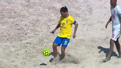 Ronaldinho lập hat-trick ở bóng đá bãi biển