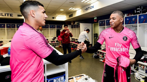 Paredes (trái) bắt tay siêu sao đắt giá thứ hai lịch sử thế giới Mbappe trong phòng thay đồ PSG