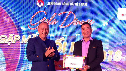 Ông Phạm Thanh Hùng, Ủy viên BCH VFF trao phần quà may mắn cho nhà báo Nguyễn Mạnh Tùng của báo Bóng đá Ảnh: ĐỨC CƯỜNG