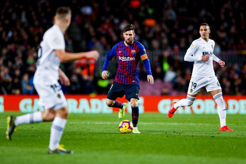 Sự tỏa sáng của Messi giúp Barca thoát thua ngay trên sân nhà